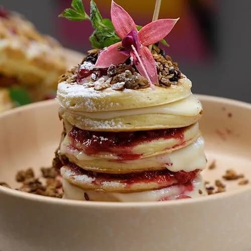 Панкейки с ванильным кремом и перетёртой ягодой