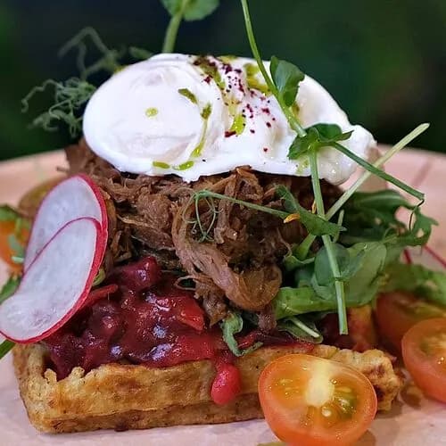 Картофельная вафля с томлёной говядиной и свекольно-фасолевым соте