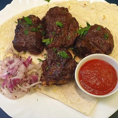 Шашлик из мраморной говядины на мангале