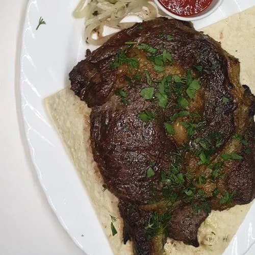 Стейк из мраморной говядины на мангале