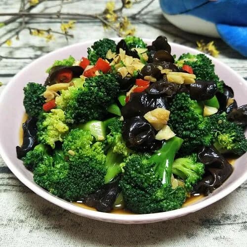 Брокколи с муэр в чесночном соусе