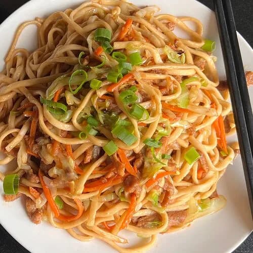 Жареная лапша со свининой