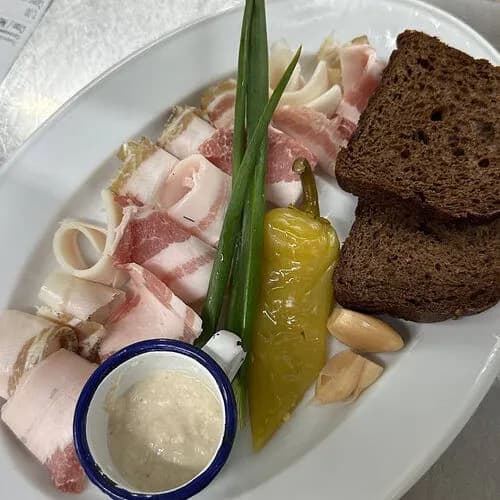 Сало с чесноком и луком