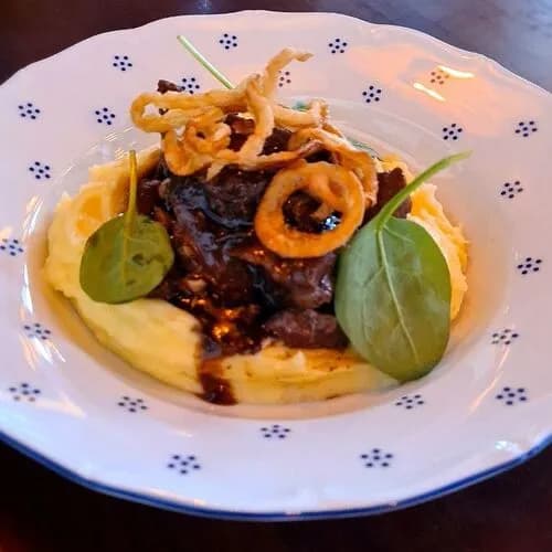 Щеки говяжьи с картофельным пюре