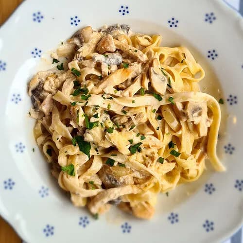 Лапша с курицей и грибами в сливочном соусе