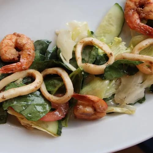 Салат с кальмаром и креветками