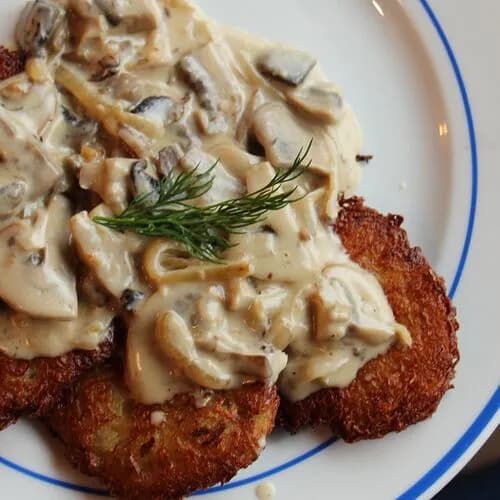 Драники под соусом с белыми грибами