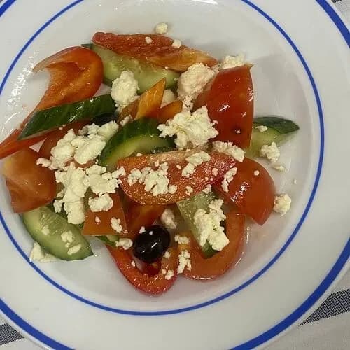 Овощной салат с брынзой и маслинами