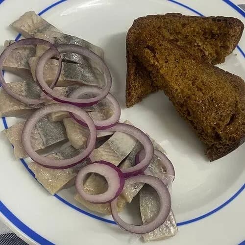 Селёдка с красным луком