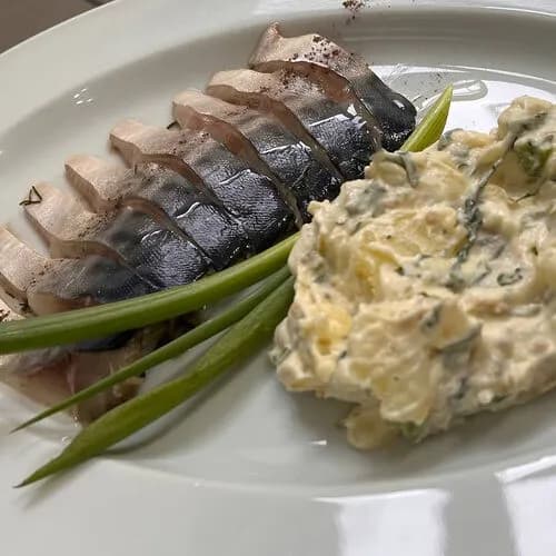 Скумбрия домашнего посола с картофельным салатом