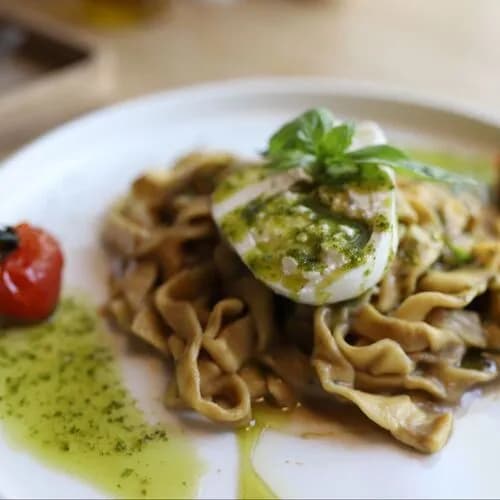 Домашние тальятелле с кремом из белых грибов и бурратой