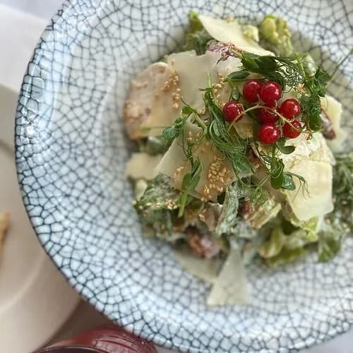 Салат Цезарь с курицей