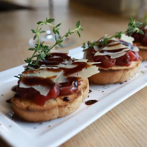 Брускетта с тартаром из говядины