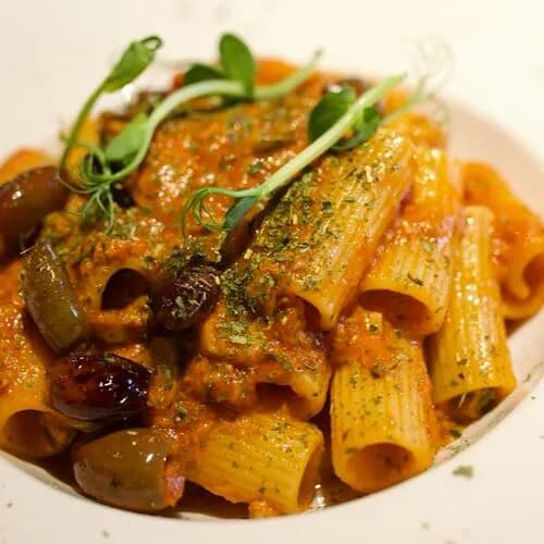 Ригатони по-сицилийски с тунцом