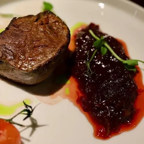 Стейк с карамелизированным луком