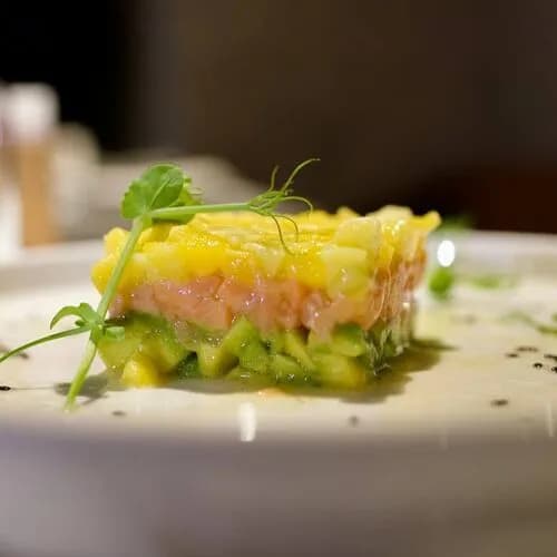 Тартар из лосося с авокадо