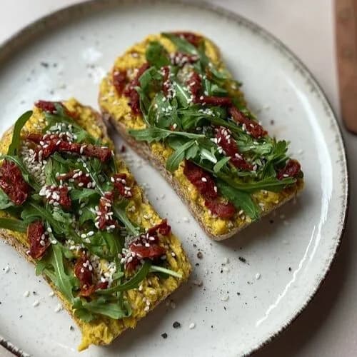 Тосты с хумусом и вялеными томатами