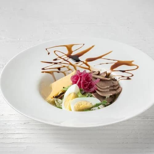 Салат с языком и овощами гриль в медово-горчичной заправке