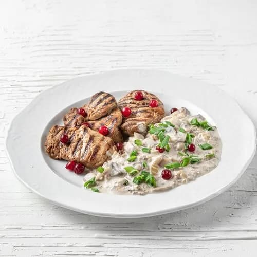 Медальоны из свинины в сливочно-грибном соусе