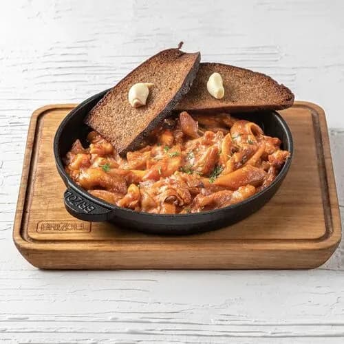 Запечённые свиные уши с ржаными гренками