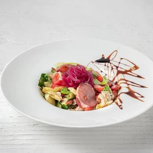 Салат с полендвицей и гранатовым соусом