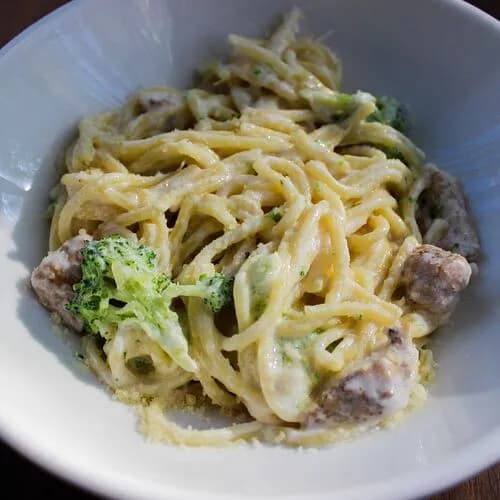 Паста с куриным филе и брокколи в сливочном соусе