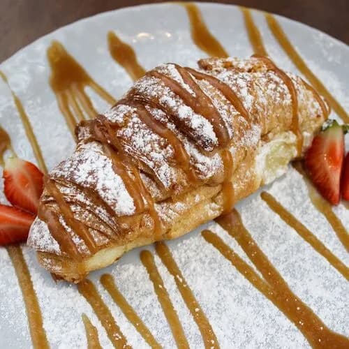 Круассан с заварным кремом