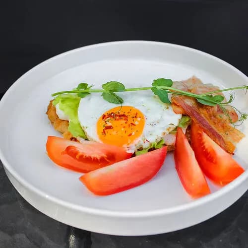 Крофли с беконом, фирменным соусом и яичницей