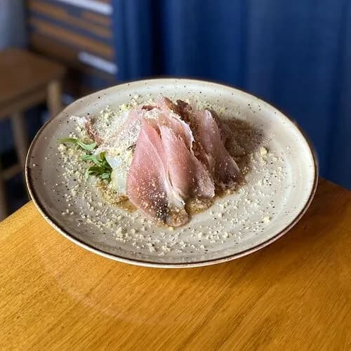 Салат со шпеком и грушей