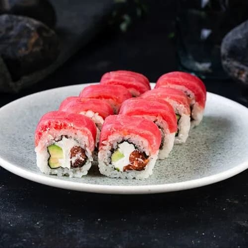 Ролл Магуро с авокадо и лососем