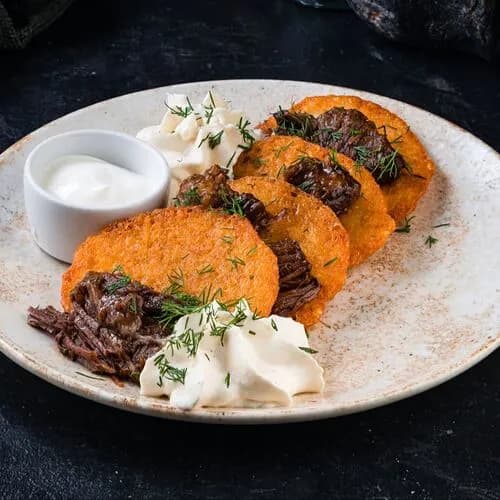 Драники с говяжьей щекой и муссом из пармезана