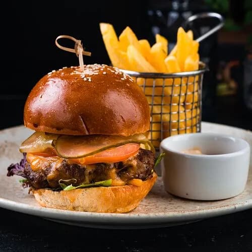 Бургер с говядиной и картофель фри с соусом