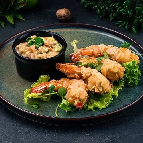 Жареные креветки в миндальной стружке с французской заправкой