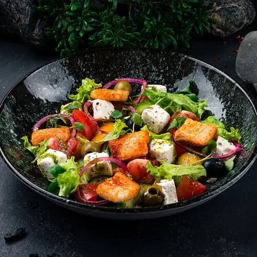 Греческий салат с соусом песто