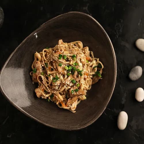 Лапша удон с курицей и чили соусом