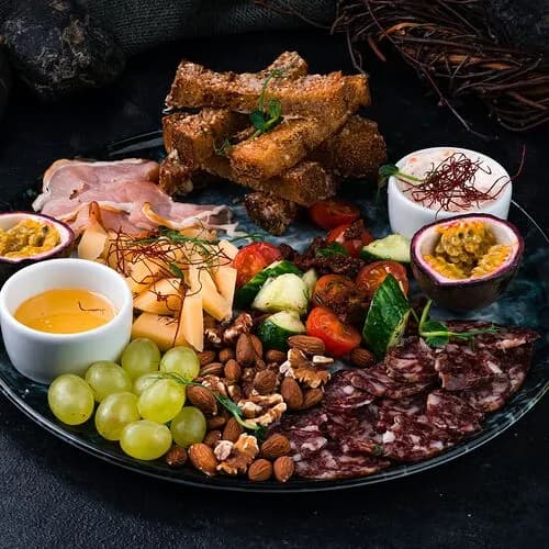 Плато к вину