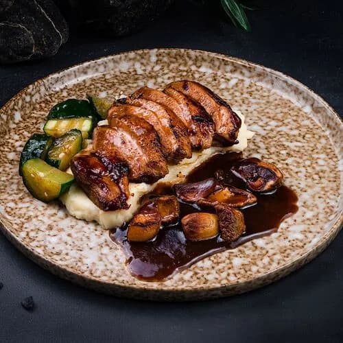 Утка с картофельным пюре, соусом демиглас и белыми грибами