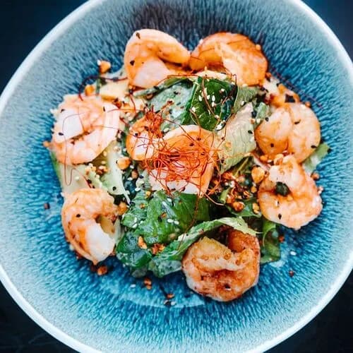 Салат с королевскими креветками, авокадо и арахисом-чили