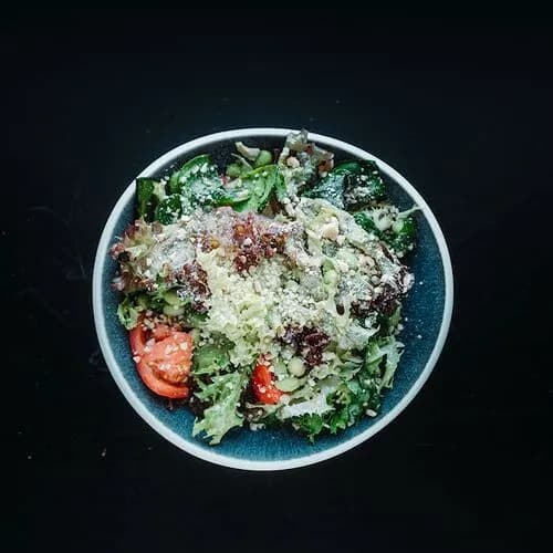 Микс-салат с томатами и орехом кешью