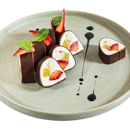 Шоколадный ролл с клубникой