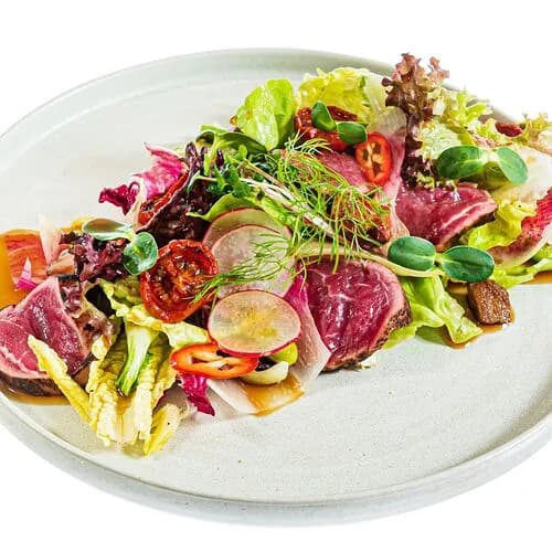 Салат с говядиной татаки и вялеными томатами