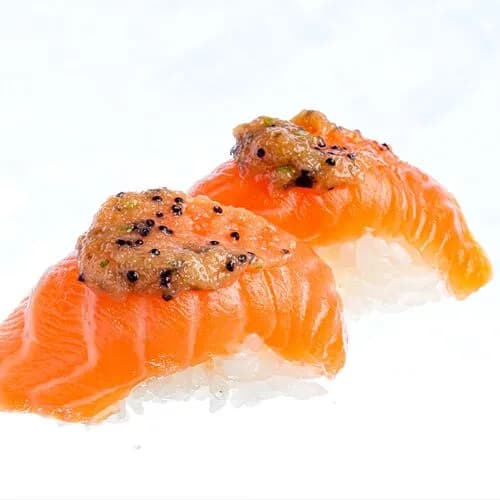 Нигири лосось ментайко-тобико