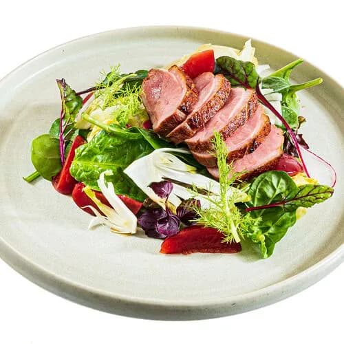 Салат с утиной грудкой и маринованной сливой