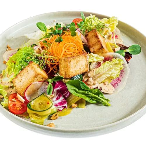 Овощной салат с сыром тофу