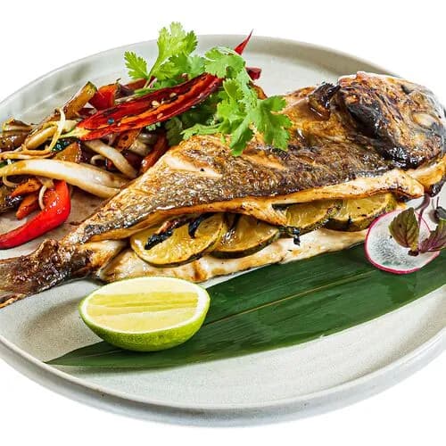 Дорада запеченная с овощами в устричном соусе