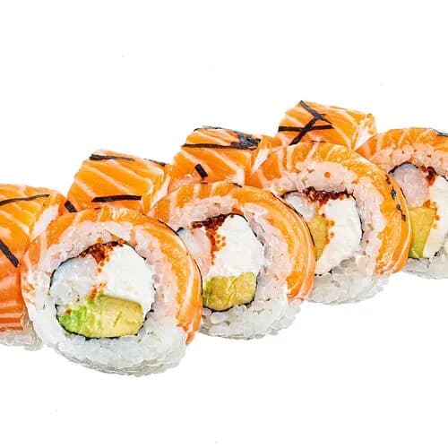 Ролл с лососем, креветкой и икрой летучей рыбы