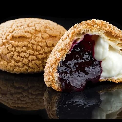 Шу с заварным кремом и кули из чёрной смородины