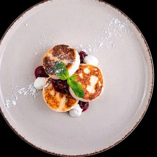 Сырники со сметаной и вишней