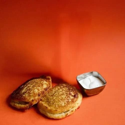 Драники с мясом и сметаной