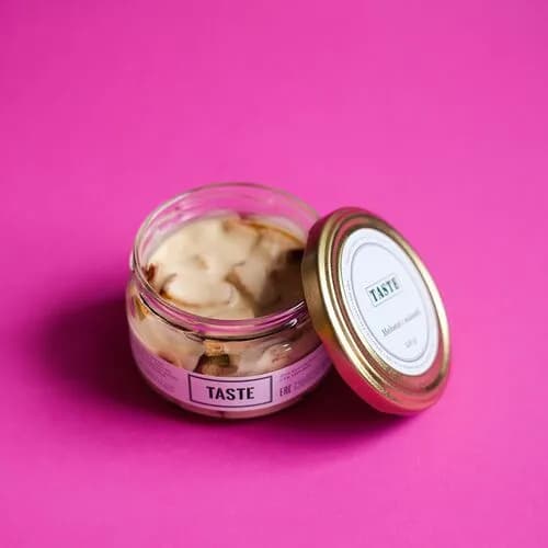 Десерт Медовик с вишней